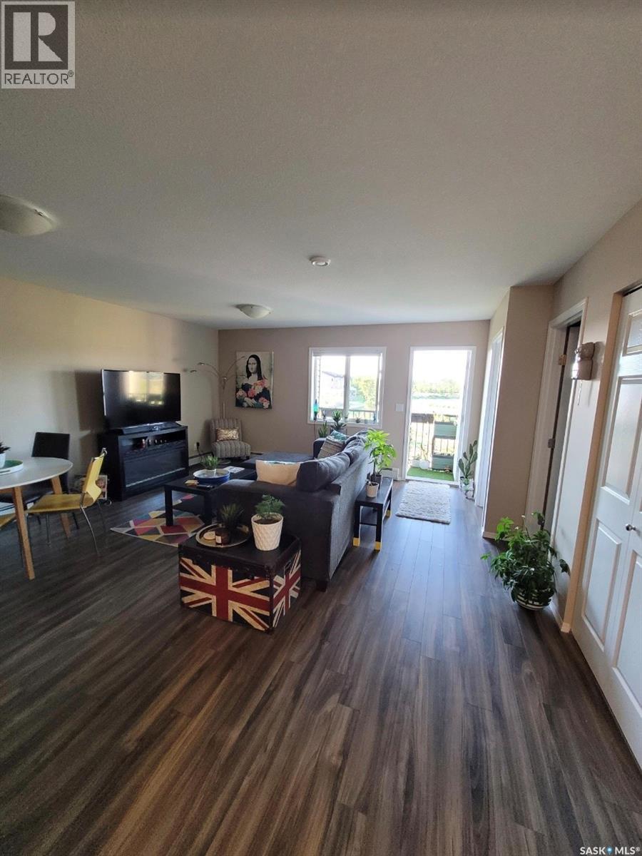 3 & 4 825 Gladstone Street E, Swift Current, SK - Indoor Photo Showing Living Room