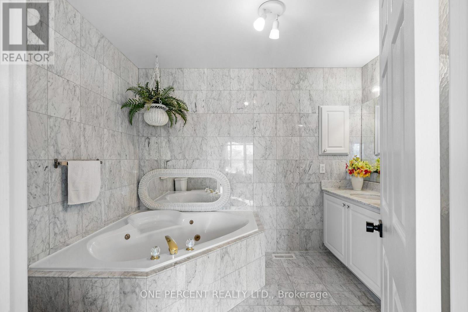 30 Maplehurst Avenue, Ottawa, ON - Indoor Photo Showing Bathroom