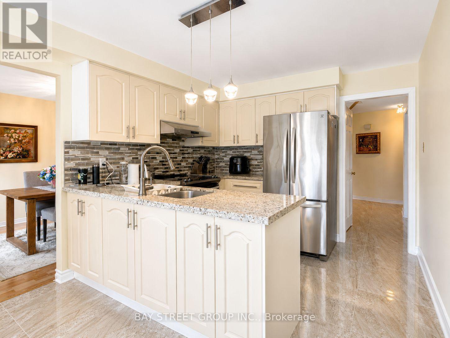 2554 Valencia Road, Mississauga, ON - Indoor Photo Showing Kitchen