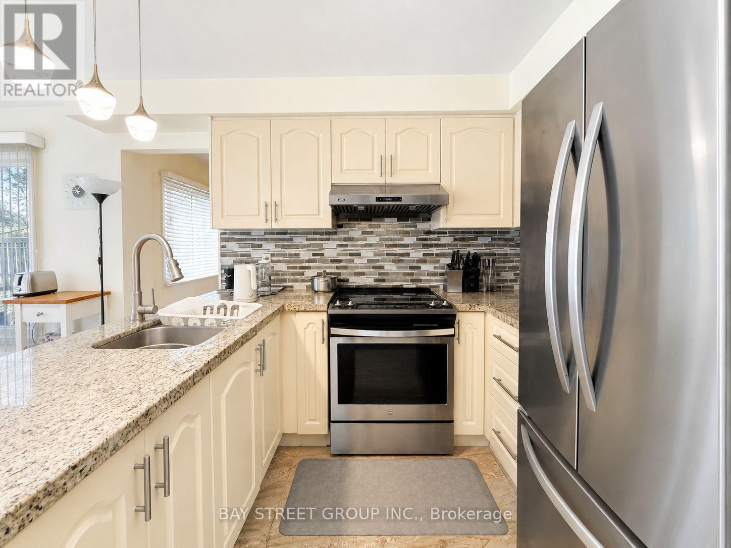 2554 Valencia Road, Mississauga, ON - Indoor Photo Showing Kitchen With Double Sink With Upgraded Kitchen
