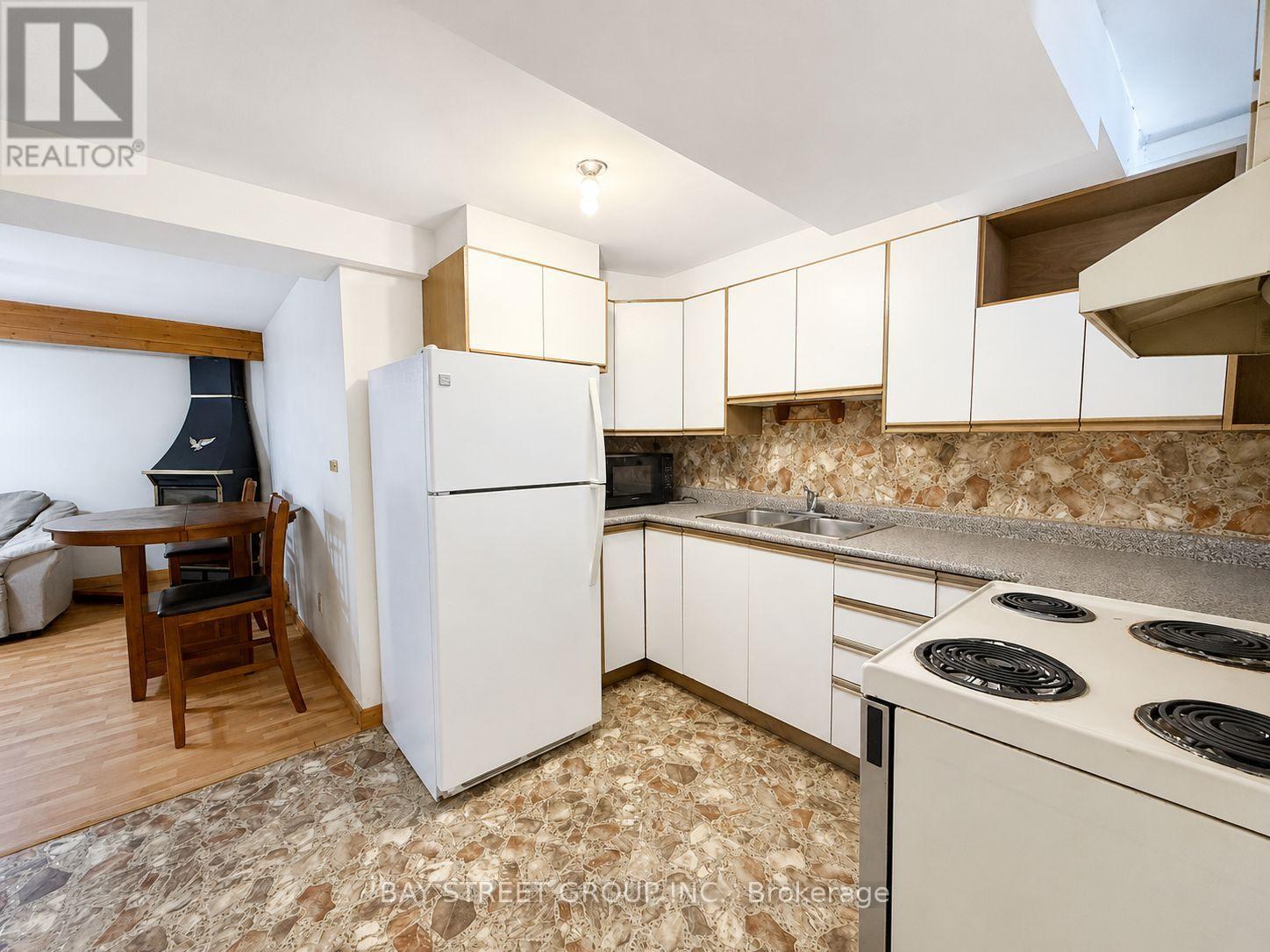 2554 Valencia Road, Mississauga, ON - Indoor Photo Showing Kitchen With Double Sink