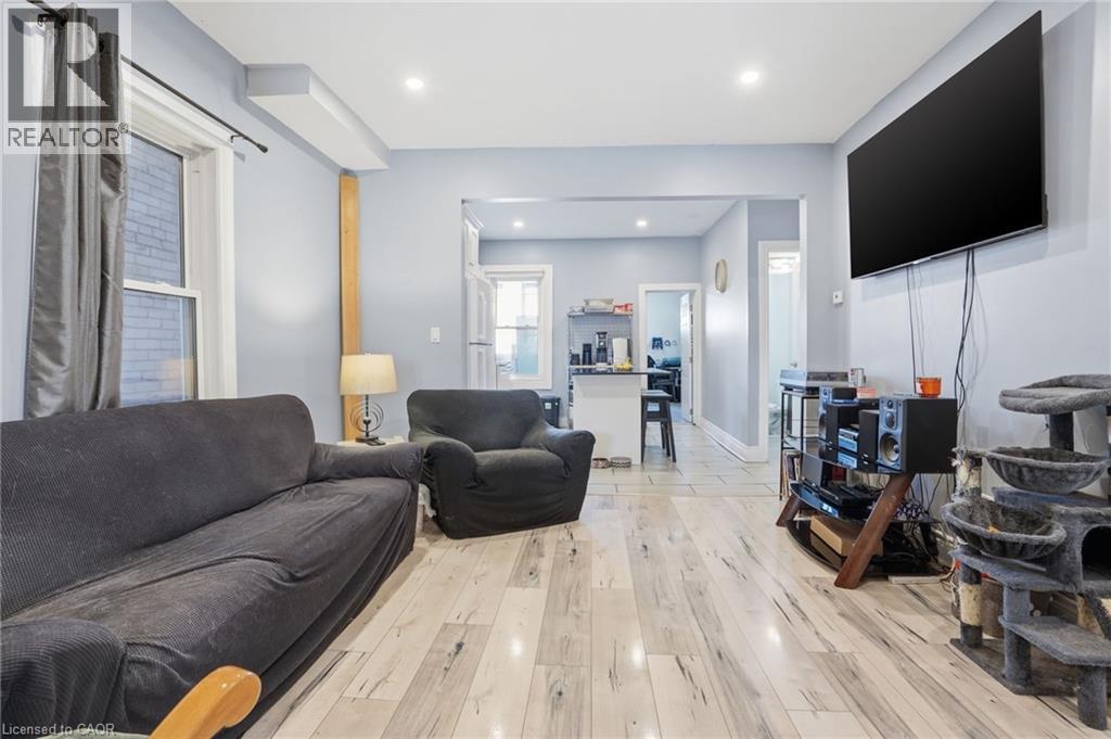 75 Niagara Street, Hamilton, ON - Indoor Photo Showing Living Room
