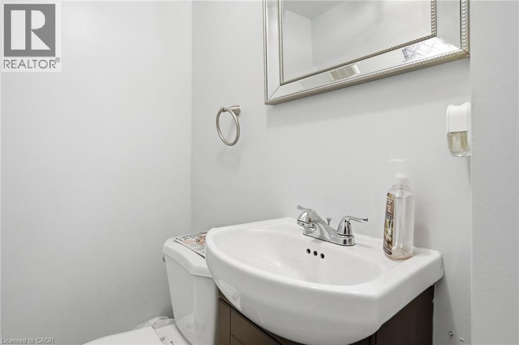 75 Niagara Street, Hamilton, ON - Indoor Photo Showing Bathroom