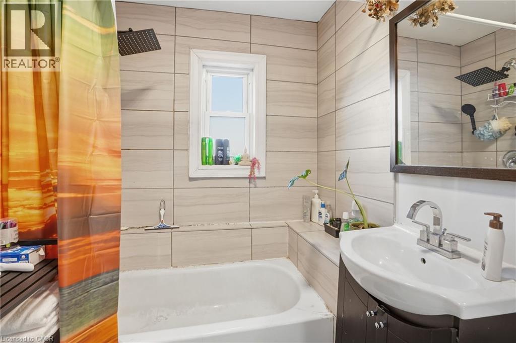 75 Niagara Street, Hamilton, ON - Indoor Photo Showing Bathroom