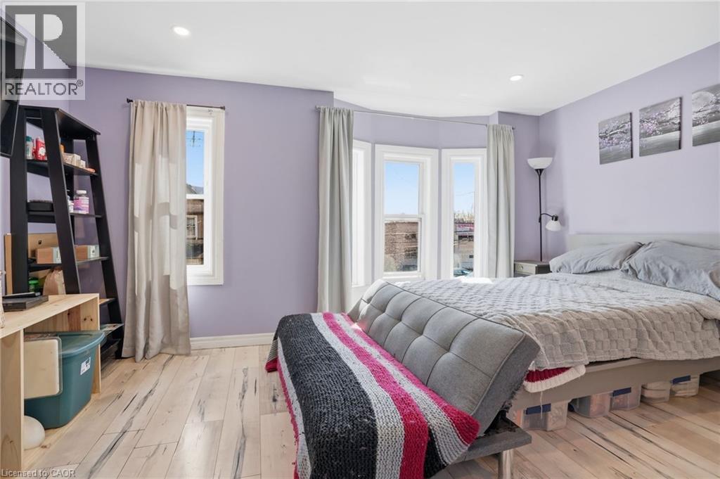 75 Niagara Street, Hamilton, ON - Indoor Photo Showing Bedroom