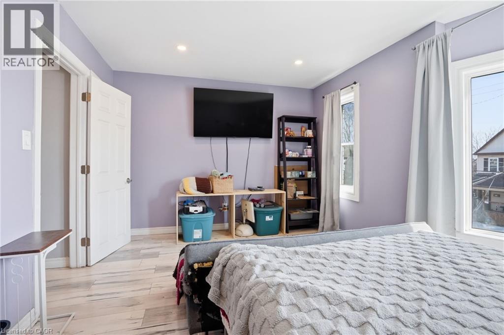 75 Niagara Street, Hamilton, ON - Indoor Photo Showing Bedroom