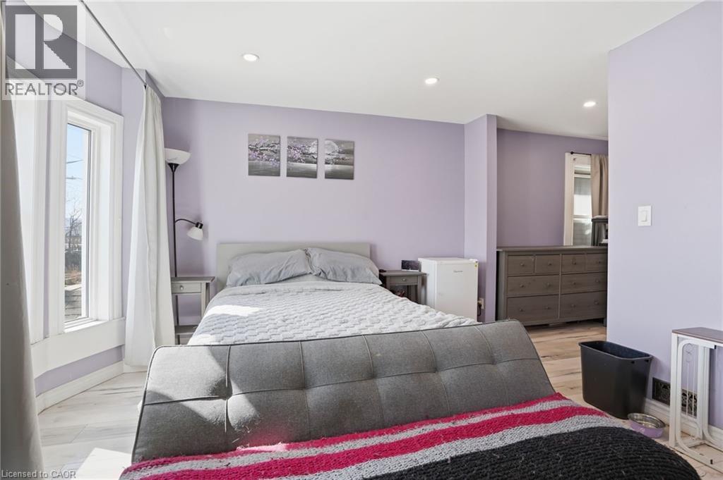 75 Niagara Street, Hamilton, ON - Indoor Photo Showing Bedroom