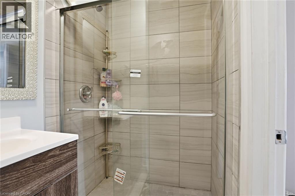 75 Niagara Street, Hamilton, ON - Indoor Photo Showing Bathroom