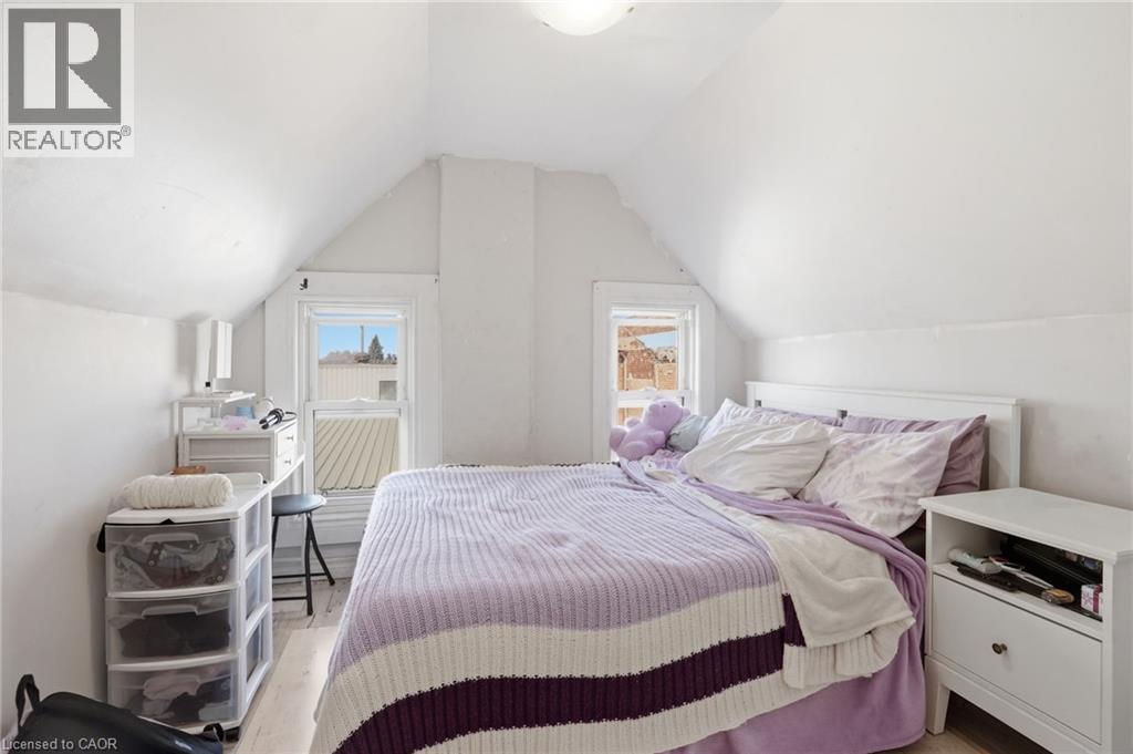 75 Niagara Street, Hamilton, ON - Indoor Photo Showing Bedroom