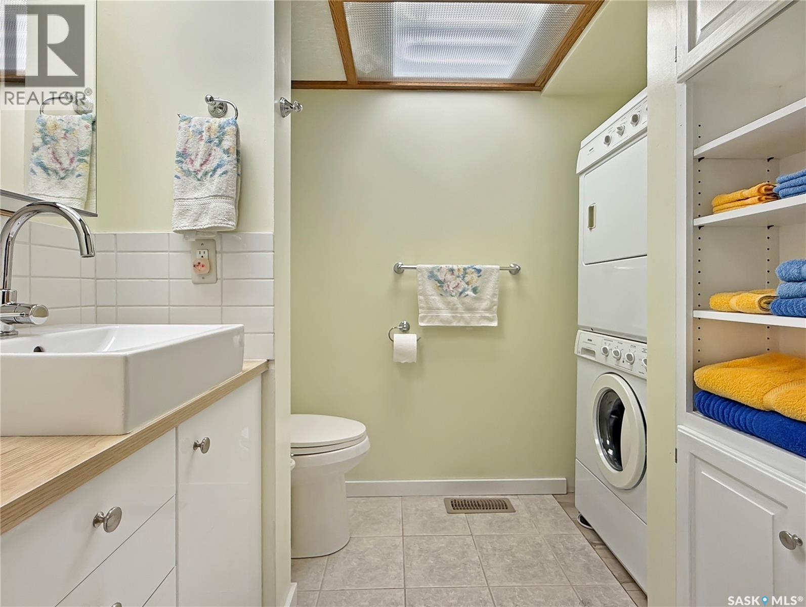 8 275 Alpine Crescent, Swift Current, SK - Indoor Photo Showing Laundry Room