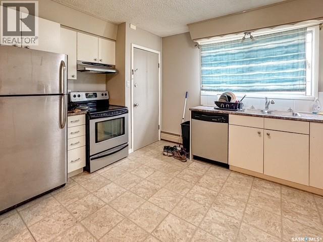 395 6Th Avenue Se, Swift Current, SK - Indoor Photo Showing Kitchen With Double Sink