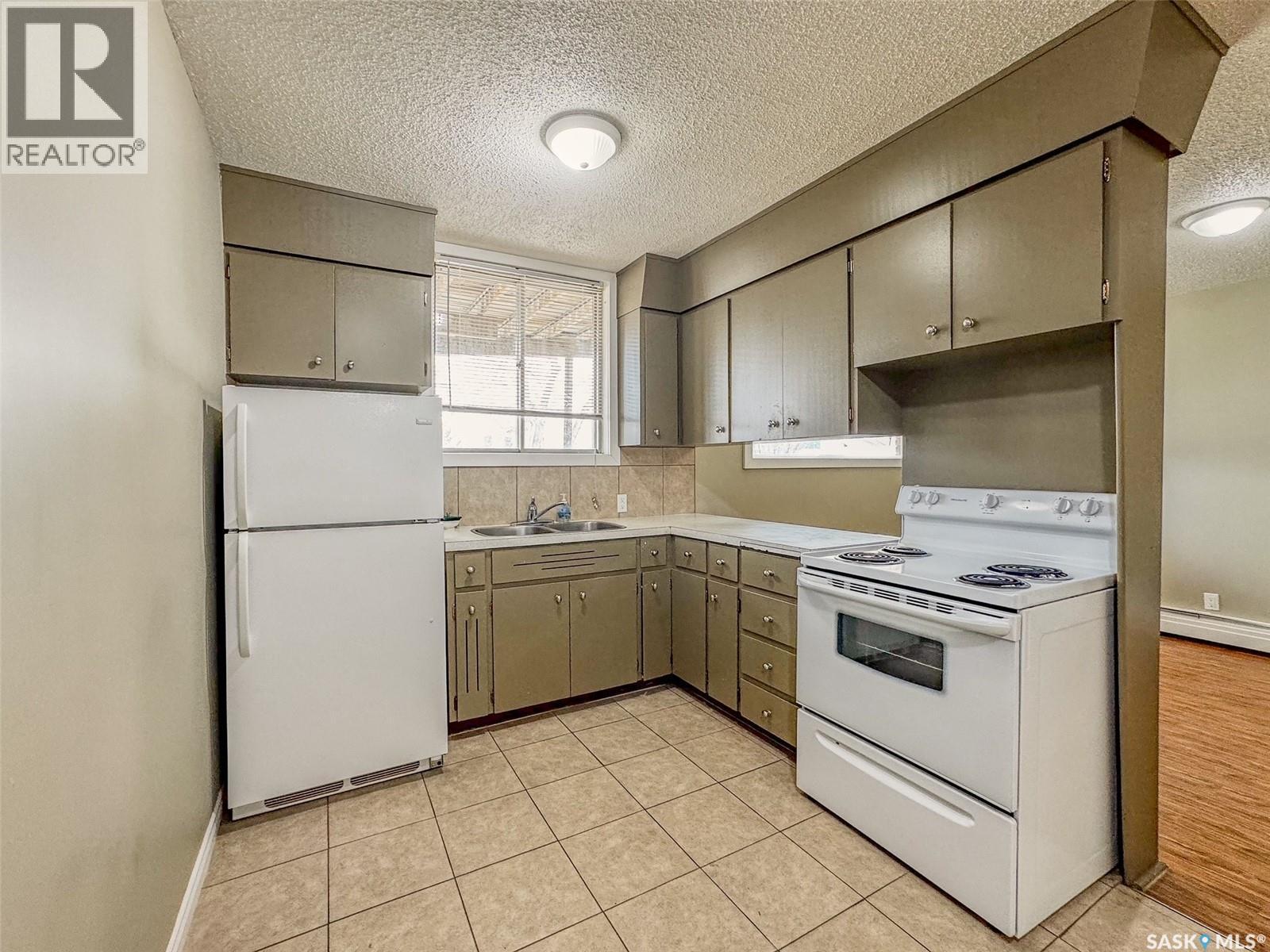 395 6Th Avenue Se, Swift Current, SK - Indoor Photo Showing Kitchen With Double Sink