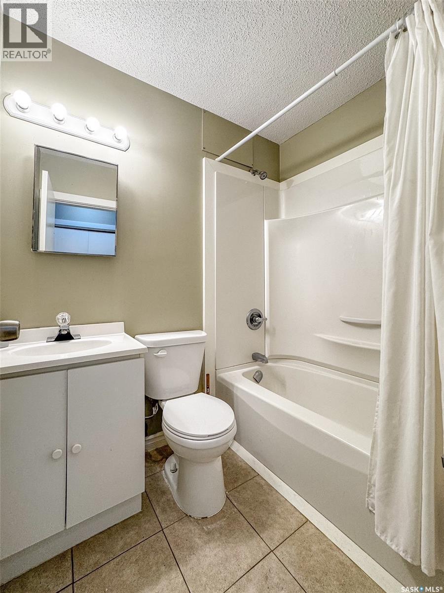 395 6Th Avenue Se, Swift Current, SK - Indoor Photo Showing Bathroom