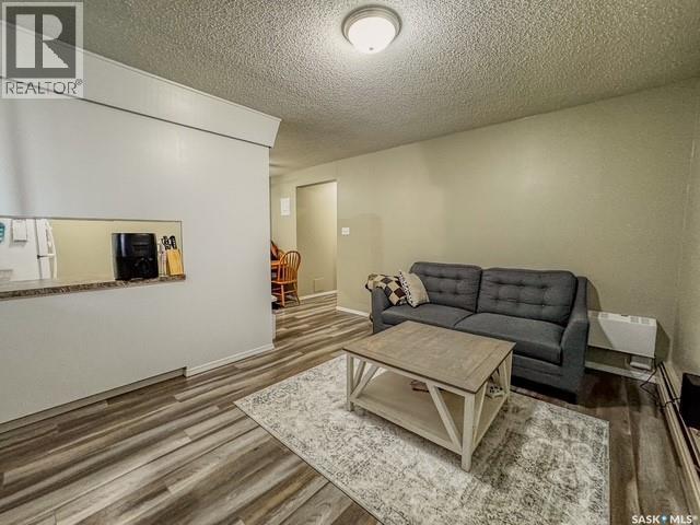 395 6Th Avenue Se, Swift Current, SK - Indoor Photo Showing Living Room