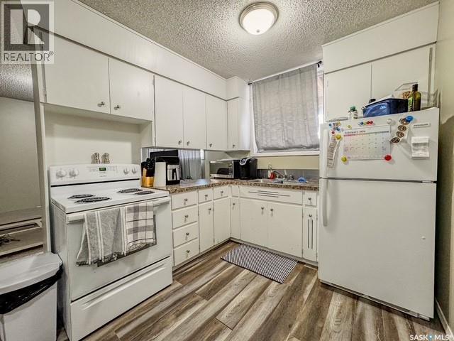 395 6Th Avenue Se, Swift Current, SK - Indoor Photo Showing Kitchen