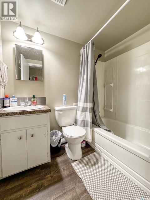 395 6Th Avenue Se, Swift Current, SK - Indoor Photo Showing Bathroom