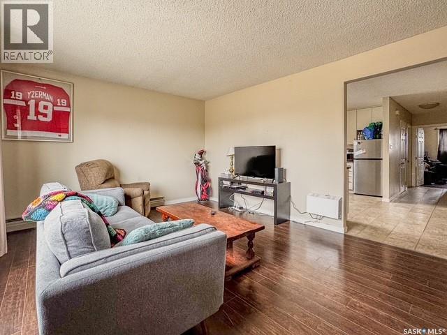 395 6Th Avenue Se, Swift Current, SK - Indoor Photo Showing Living Room