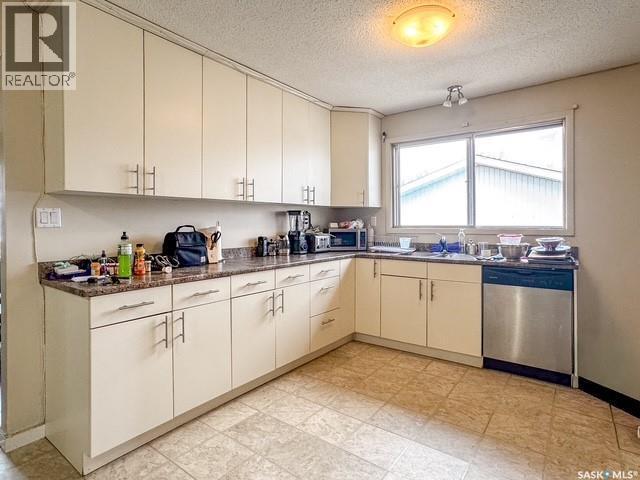 395 6Th Avenue Se, Swift Current, SK - Indoor Photo Showing Kitchen
