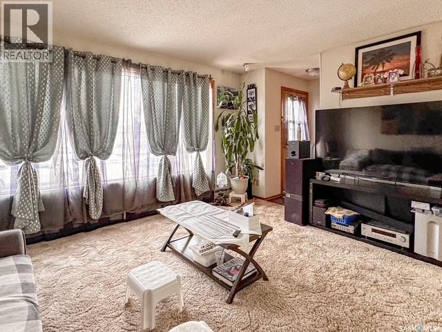216 15Th Avenue Ne, Swift Current, SK - Indoor Photo Showing Living Room