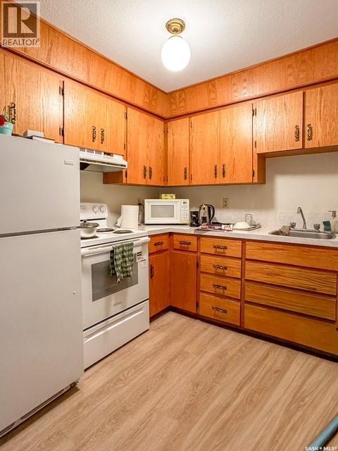 216 15Th Avenue Ne, Swift Current, SK - Indoor Photo Showing Kitchen
