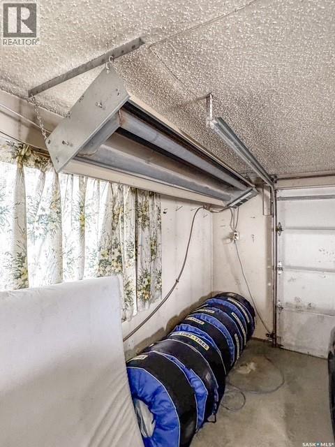 216 15Th Avenue Ne, Swift Current, SK - Indoor Photo Showing Garage