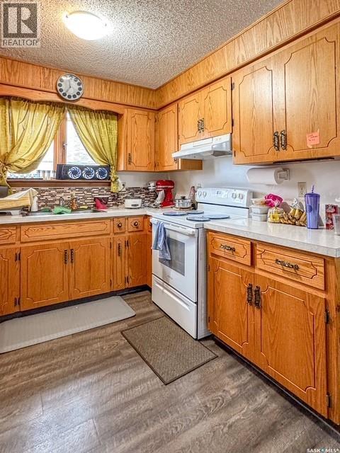 216 15Th Avenue Ne, Swift Current, SK - Indoor Photo Showing Kitchen