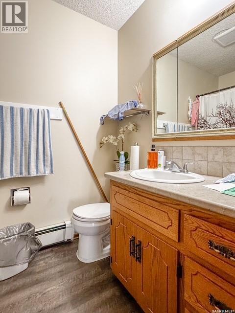 216 15Th Avenue Ne, Swift Current, SK - Indoor Photo Showing Bathroom