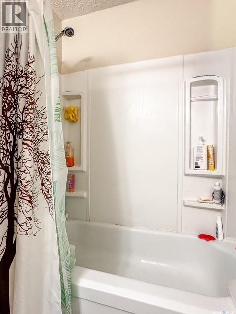 216 15Th Avenue Ne, Swift Current, SK - Indoor Photo Showing Bathroom