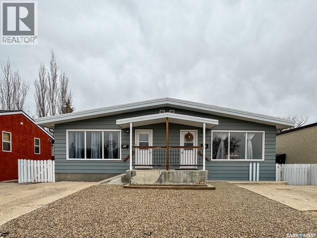 947 & 957 Connaught Drive, Swift Current, SK - Outdoor With Deck Patio Veranda