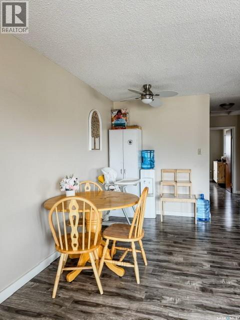 947 & 957 Connaught Drive, Swift Current, SK - Indoor Photo Showing Dining Room