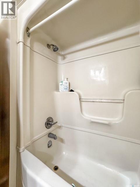 947 & 957 Connaught Drive, Swift Current, SK - Indoor Photo Showing Bathroom