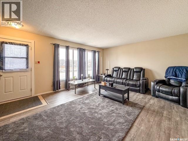 947 & 957 Connaught Drive, Swift Current, SK - Indoor Photo Showing Living Room