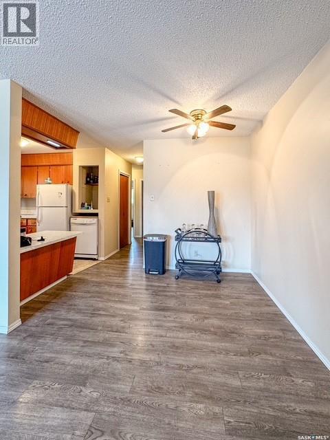 947 & 957 Connaught Drive, Swift Current, SK - Indoor Photo Showing Kitchen