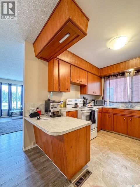 947 & 957 Connaught Drive, Swift Current, SK - Indoor Photo Showing Kitchen