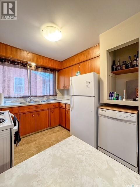 947 & 957 Connaught Drive, Swift Current, SK - Indoor Photo Showing Kitchen With Double Sink
