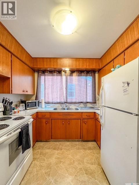 947 & 957 Connaught Drive, Swift Current, SK - Indoor Photo Showing Kitchen With Double Sink