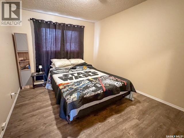 947 & 957 Connaught Drive, Swift Current, SK - Indoor Photo Showing Bedroom