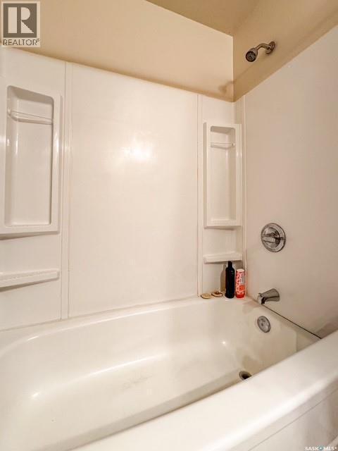 947 & 957 Connaught Drive, Swift Current, SK - Indoor Photo Showing Bathroom