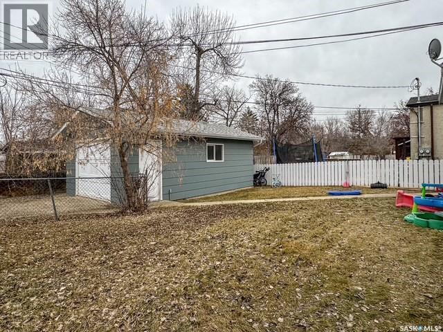 947 & 957 Connaught Drive, Swift Current, SK - Outdoor