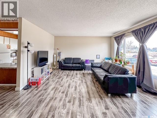 947 & 957 Connaught Drive, Swift Current, SK - Indoor Photo Showing Living Room