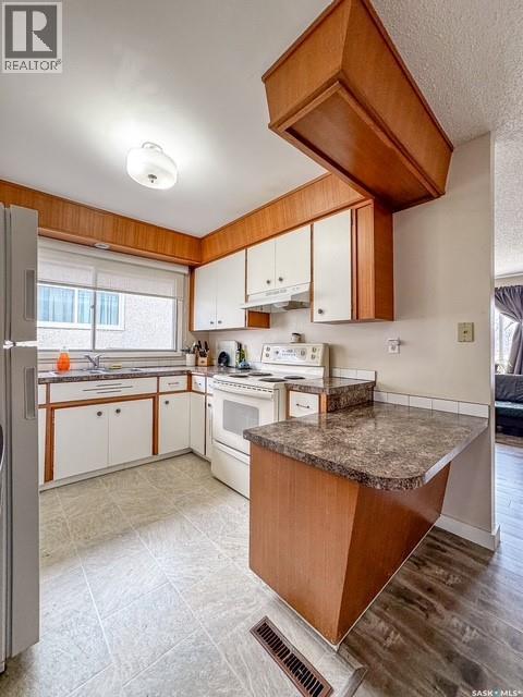 947 & 957 Connaught Drive, Swift Current, SK - Indoor Photo Showing Kitchen With Double Sink