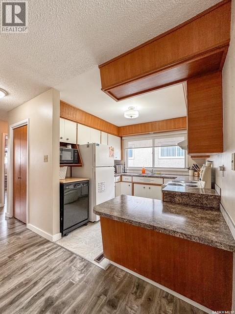 947 & 957 Connaught Drive, Swift Current, SK - Indoor Photo Showing Kitchen