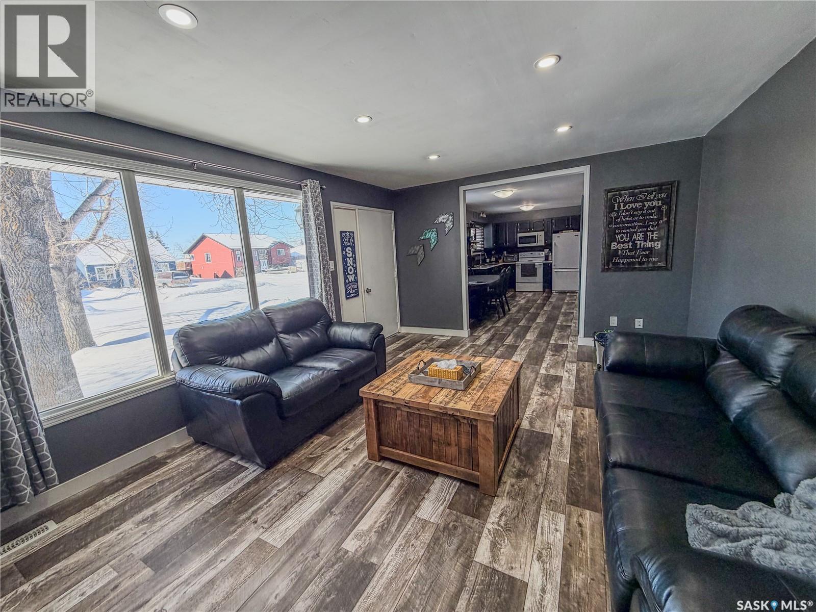 210 Wells Avenue E, Langenburg, SK - Indoor Photo Showing Living Room