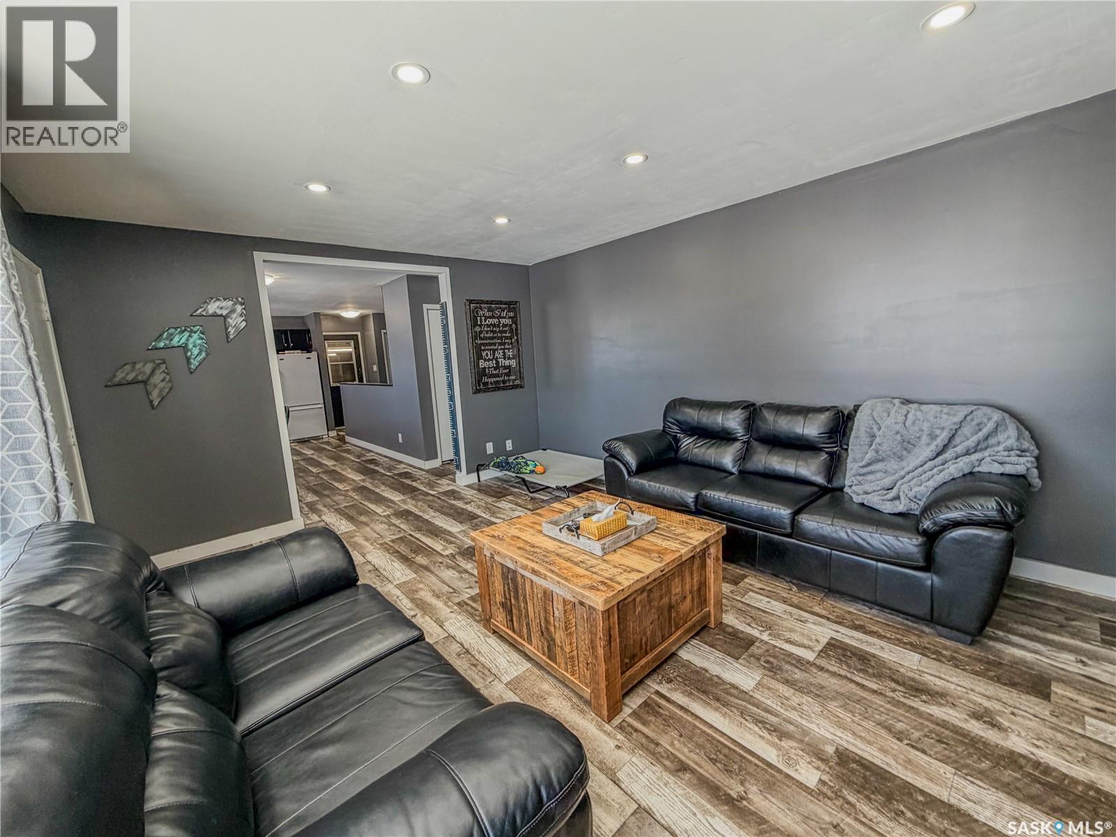 210 Wells Avenue E, Langenburg, SK - Indoor Photo Showing Living Room