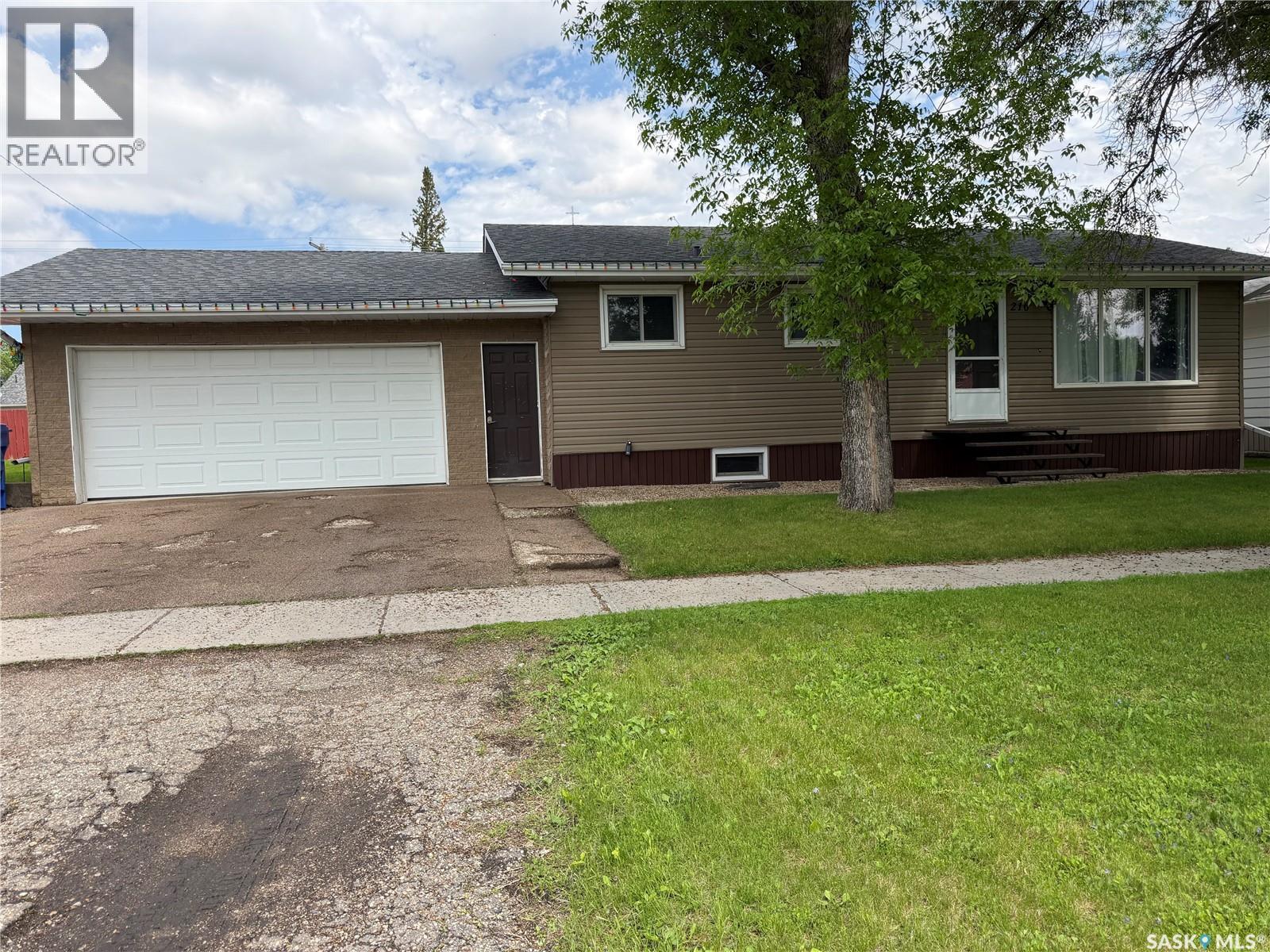 210 Wells Avenue E, Langenburg, SK - Outdoor