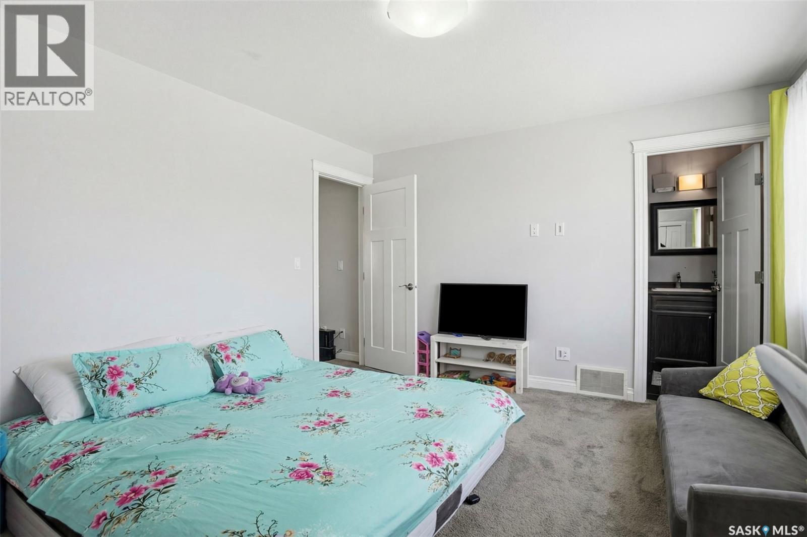 215 Wyant Lane, Saskatoon, SK - Indoor Photo Showing Bedroom