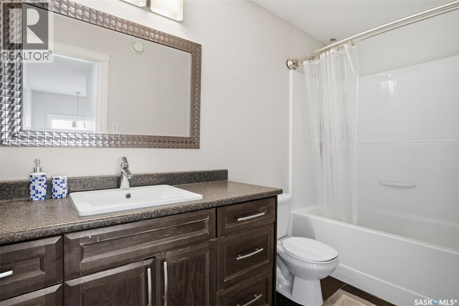 215 Wyant Lane, Saskatoon, SK - Indoor Photo Showing Bathroom
