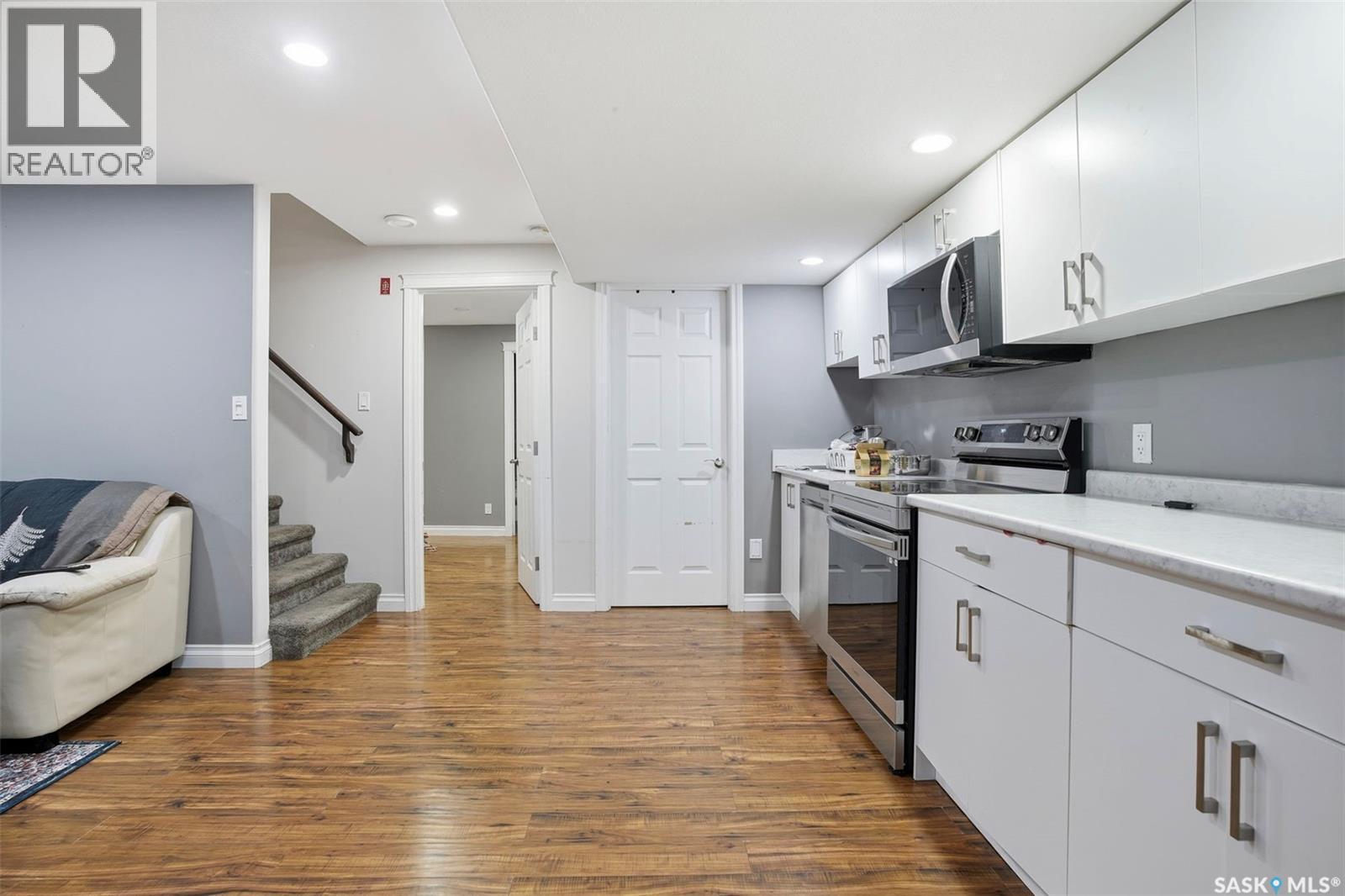 215 Wyant Lane, Saskatoon, SK - Indoor Photo Showing Kitchen