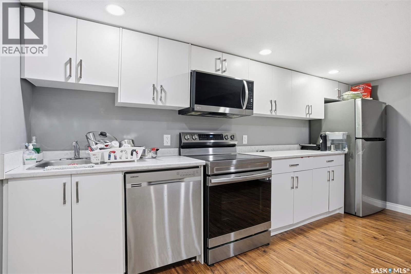 215 Wyant Lane, Saskatoon, SK - Indoor Photo Showing Kitchen