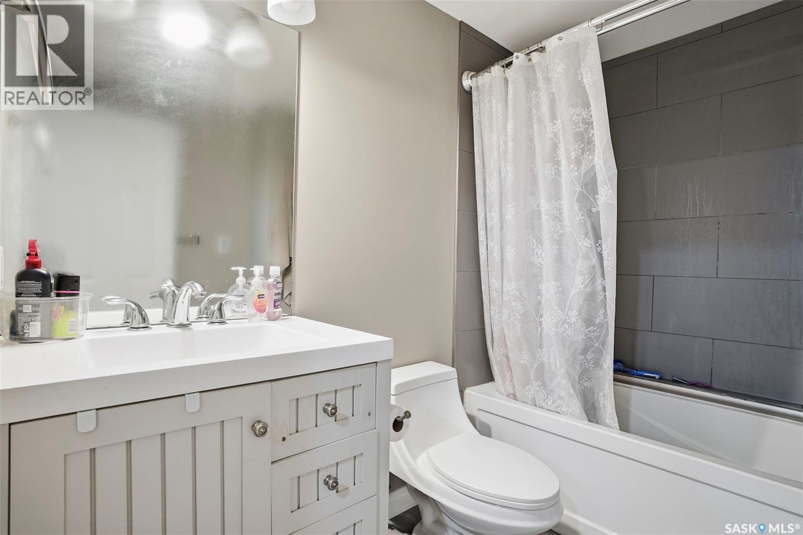 215 Wyant Lane, Saskatoon, SK - Indoor Photo Showing Bathroom